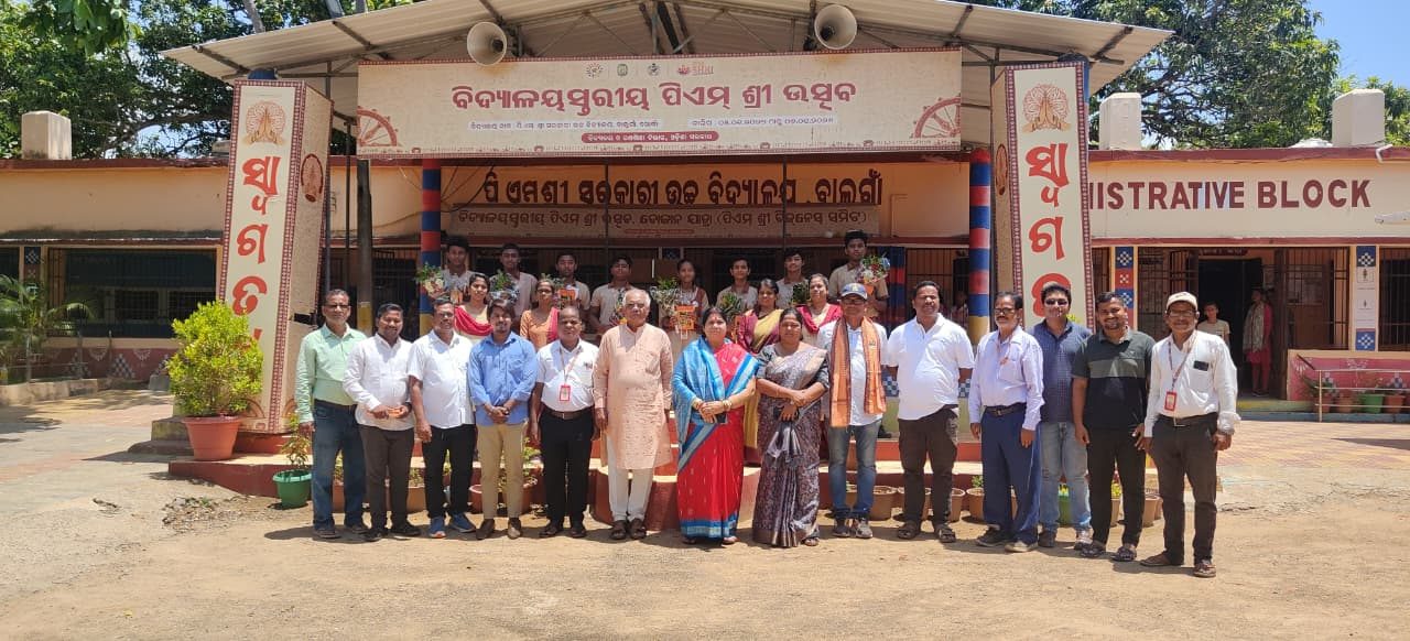 Group photograph in front of the Administrative Block